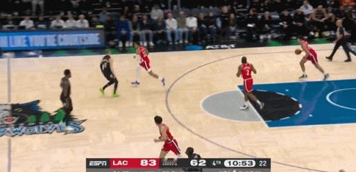 单核带队的战神卡真无敌……
现在只要小卡在场上，泰伦卢就可以高枕无忧，小卡给人的