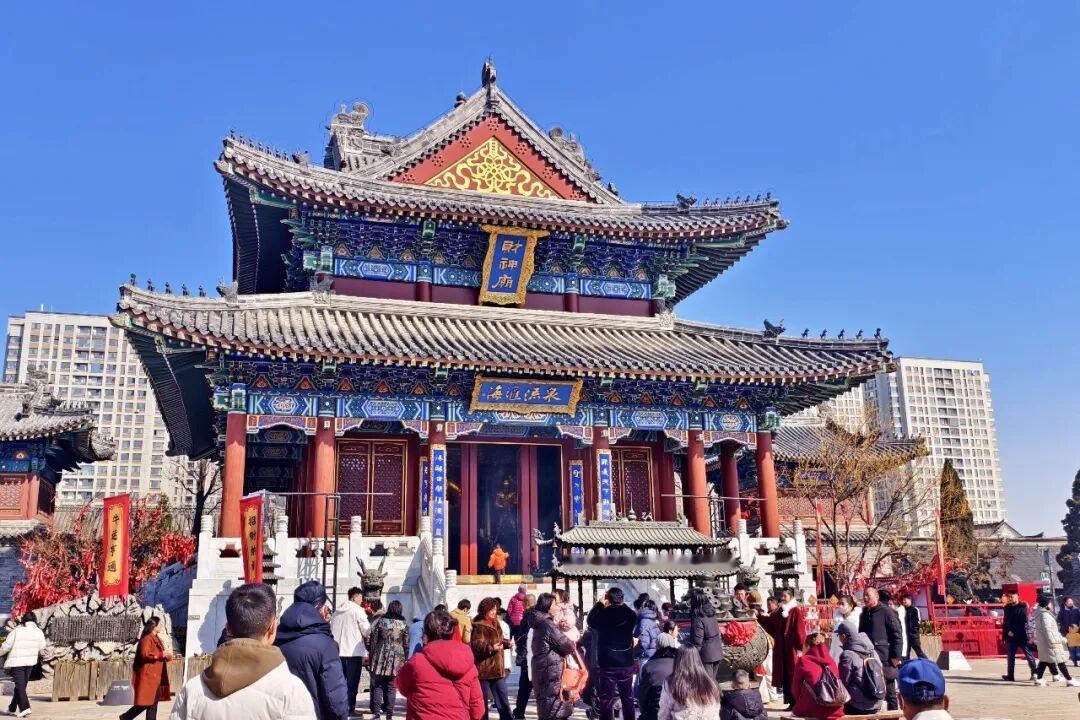 今天是大年初五，俗称“破五节”，民间有送穷、迎财神的习俗，以此祈求新的一年不破不