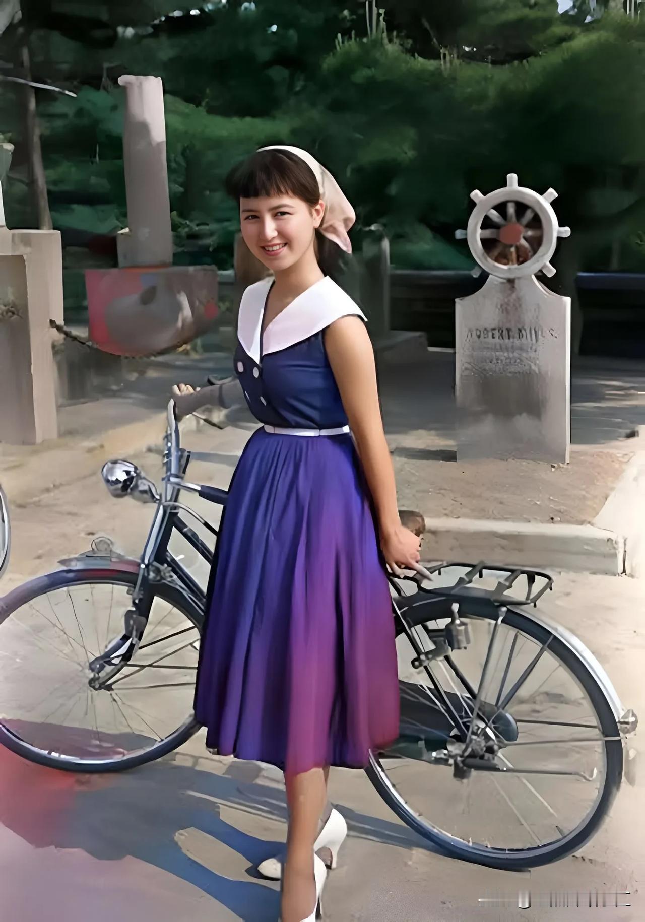 昭和30年，1965年。日本一名摧着自行车的女子，从该女子的穿着打扮和能拥有自己