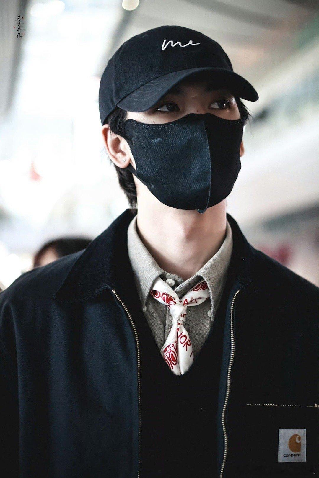 黄俊捷今日份机场路秀，耳钉+小领带，想看vlog！ 