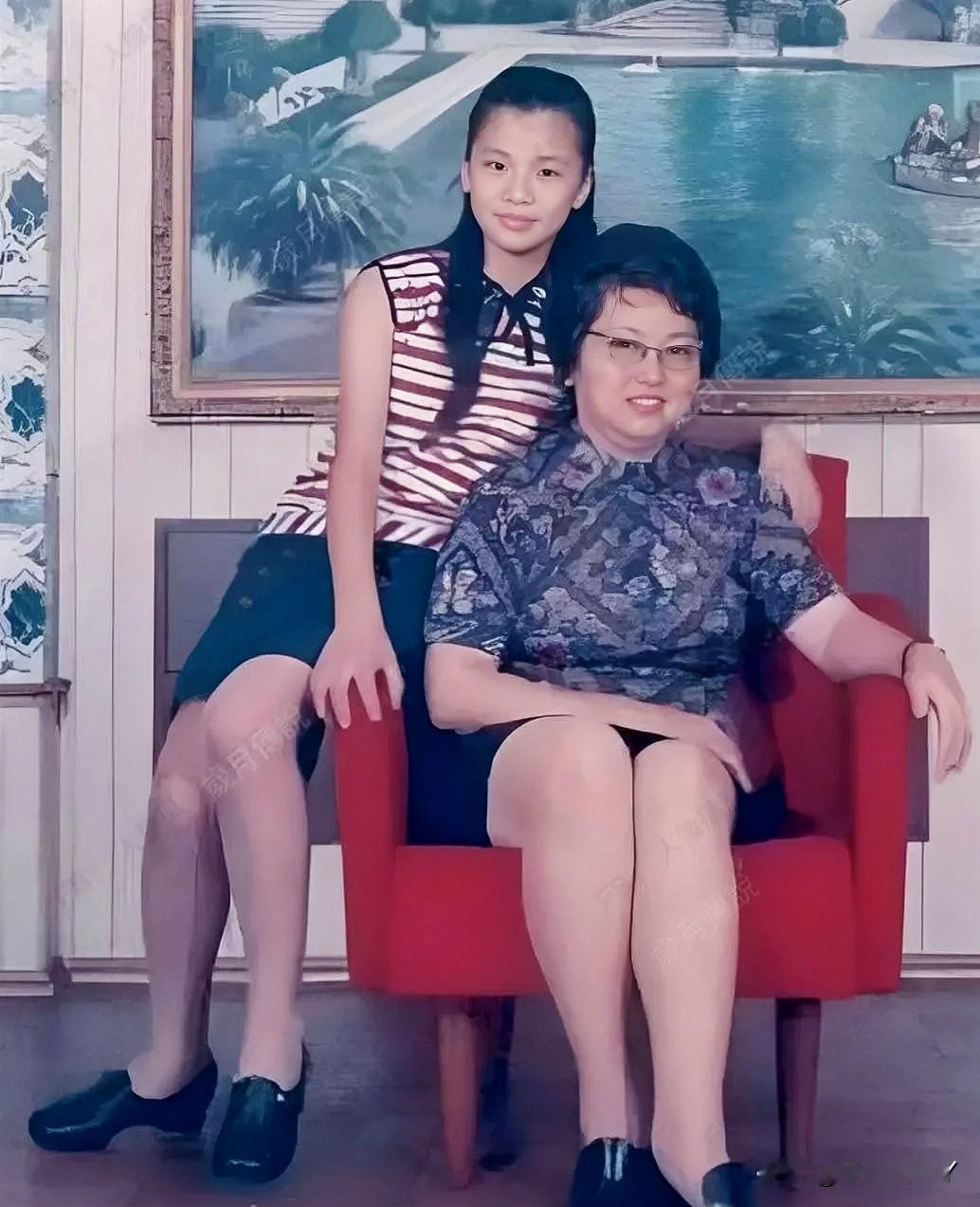 这是翁美玲少女时期与她的母亲张明如的一张珍贵合影，摄于上世纪70年代。彼时的翁美