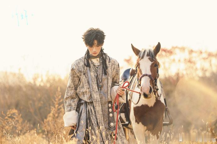 刚补完生日直播回放，被余宇涵说在准备新歌的片段狠狠戳中，认真分享的样子超戳人，已