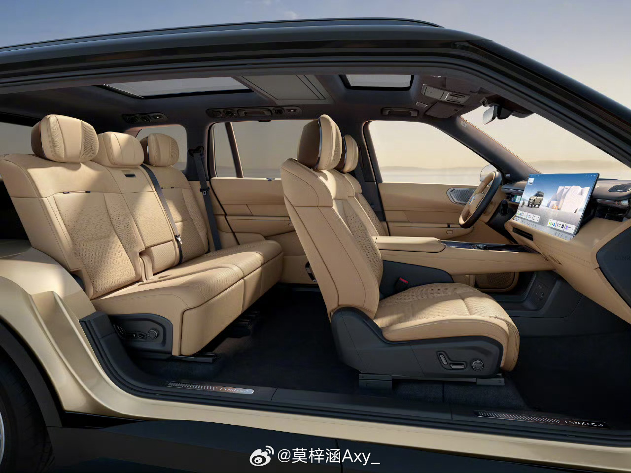 领克900大五座官宣亮相继六座版后，领克900推出大五座车型，全新"日冕金"车漆