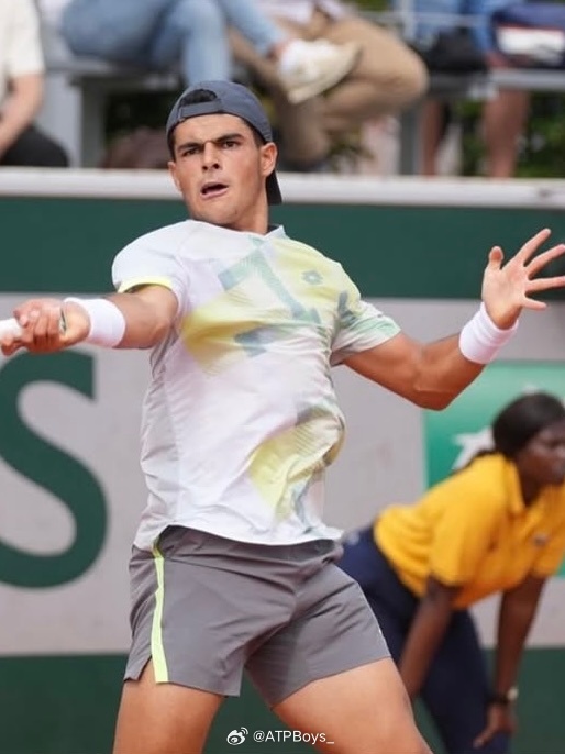 还能继续爆冷么？巴阿迪刚刚0-6/2-6负于穆泰。稍晚，排名No.731的本纳尼