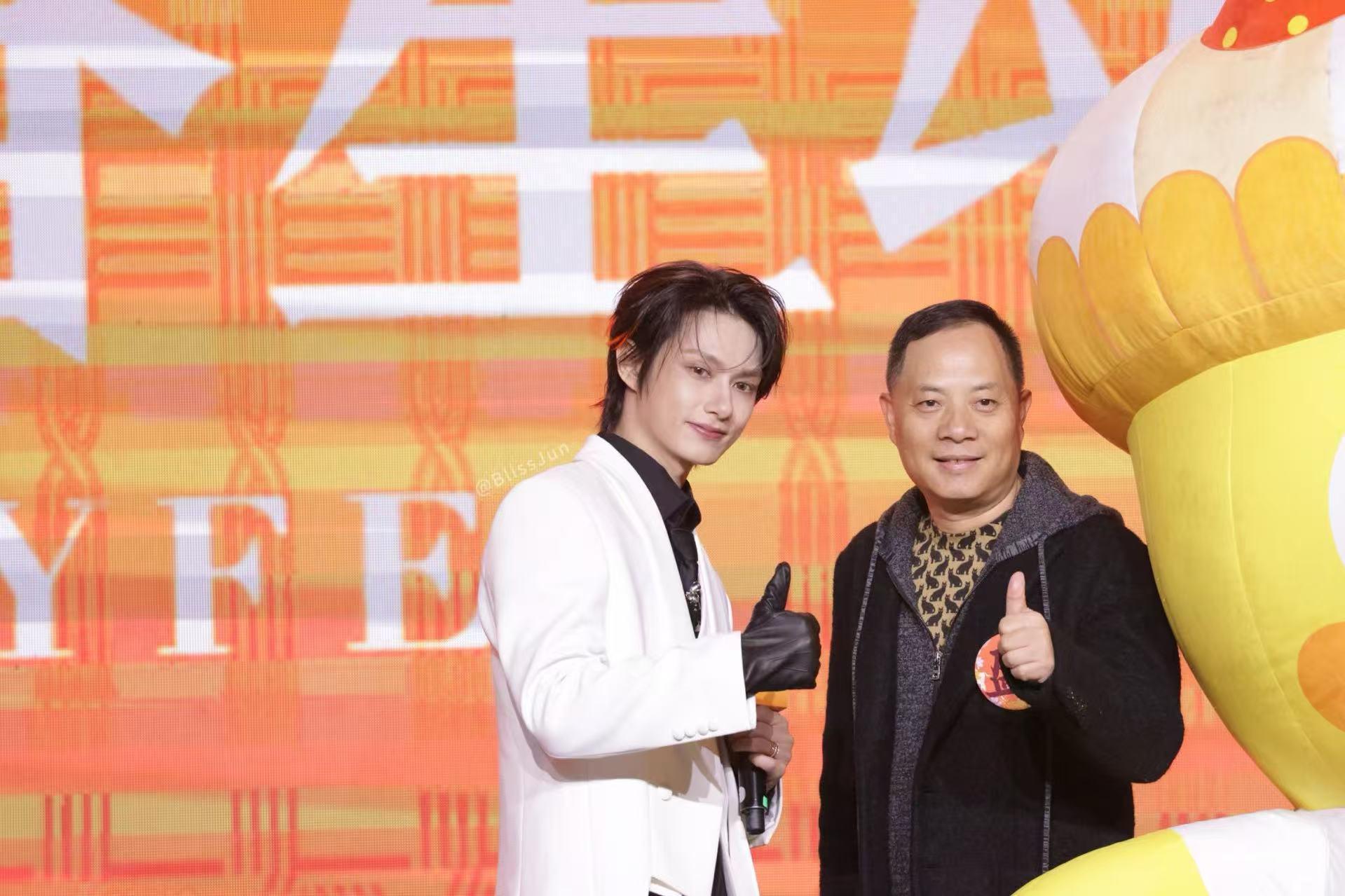 文俊辉扛住了国内博主生图有博主带着参数发了文俊辉生图，甚至没调光，太真实了，文俊