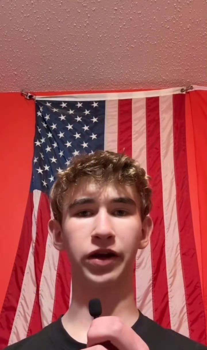 罗伊的竞选念头，最初来自一句玩笑话。在八年级毕业典礼上，一位老师半开玩笑地说：如