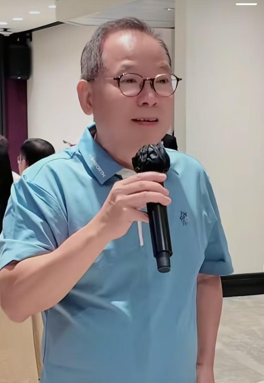 今年70岁的这位香港著名歌星又唱起了《我的中国心》。
1984年，他作为首位登上