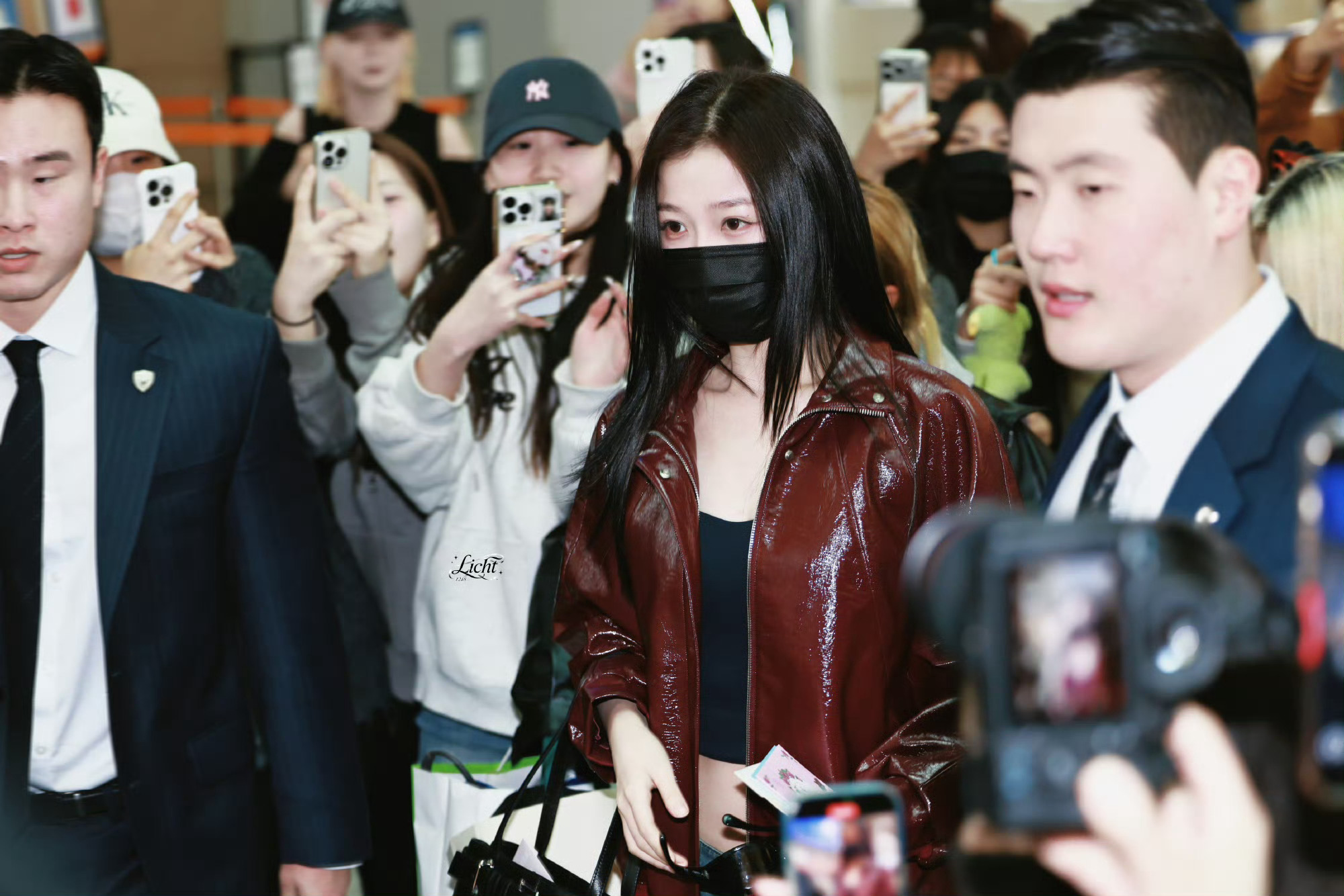 虞书欣韩国出发回国啦，红色皮衣超美丽～ 