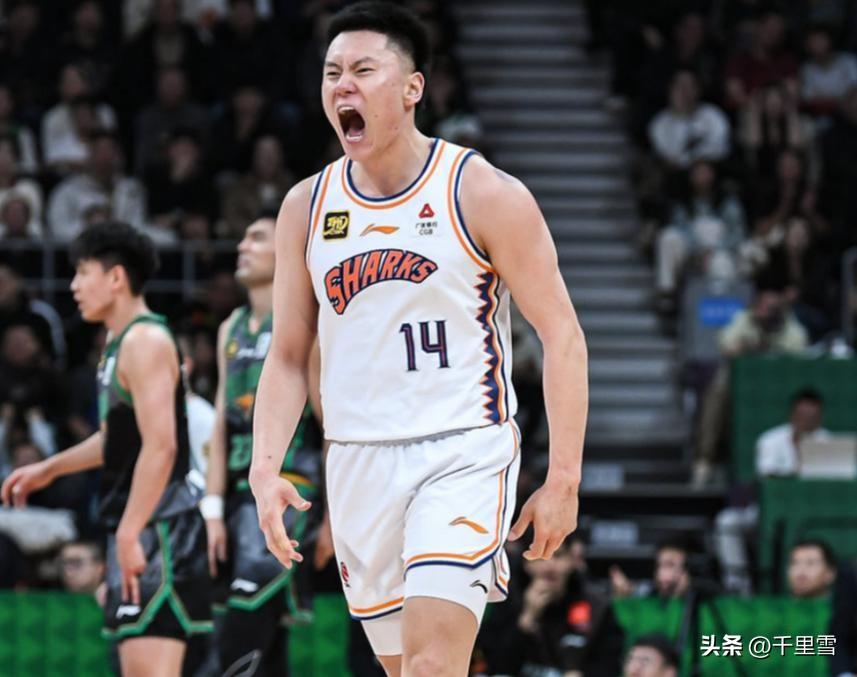 可笑！三个大牌不如一个李宏权！
周琦，国内第一大中锋，得了6分。
赵睿，国家队主