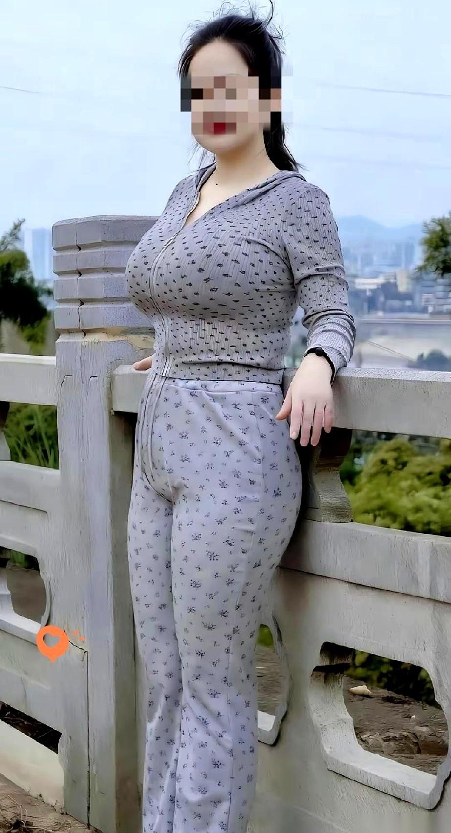 30岁的聋哑女孩小芳怀孕第三个月，在60岁光棍丈夫的枕头底下，摸出了一本连皮都没