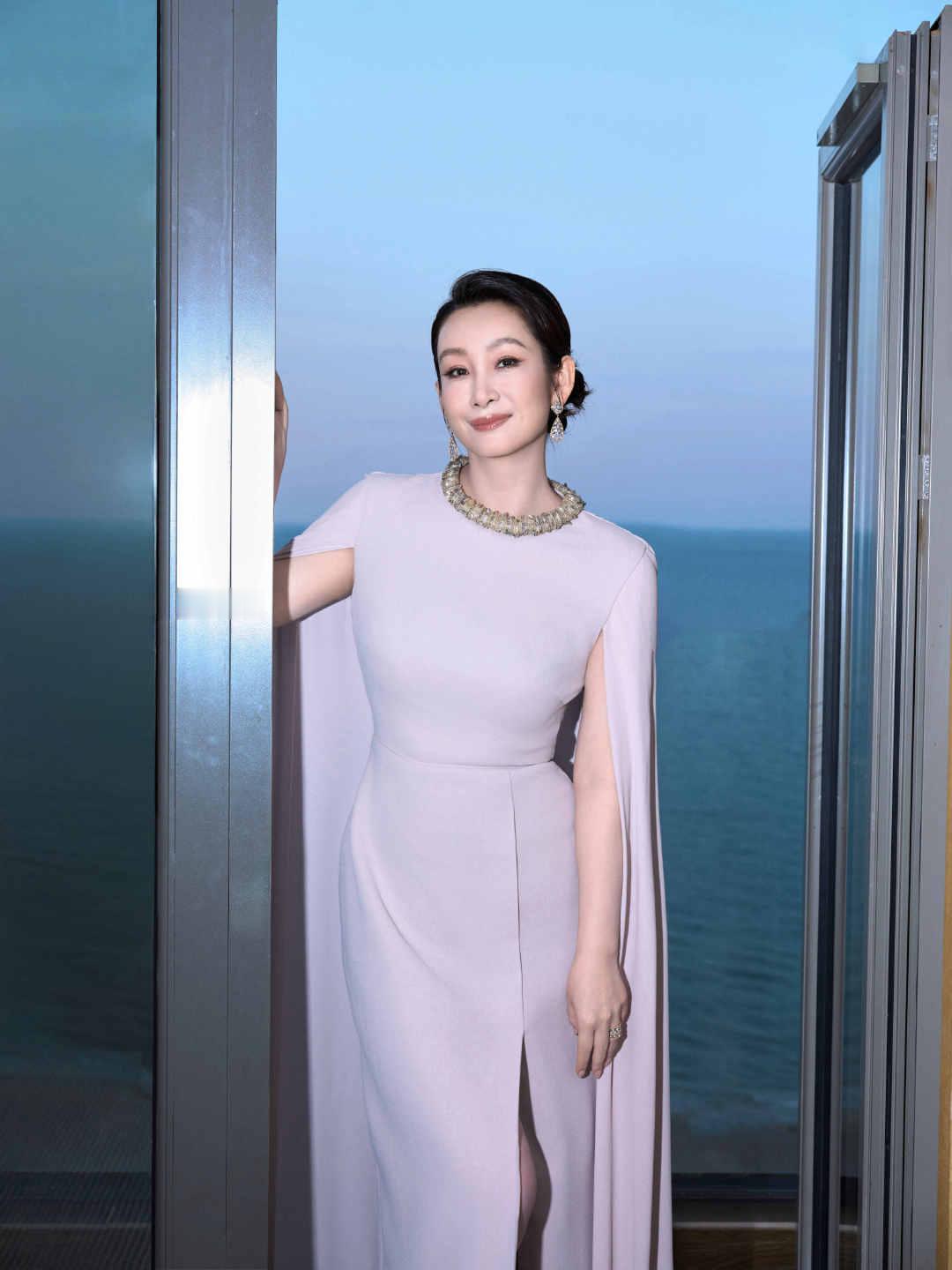 秦海璐6年后再来飞天奖 秦海璐的衣领不扎脖子吗秦海璐亮相飞天奖红毯，距离拿到飞天