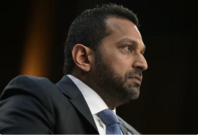 不愧是特朗普的内阁成员得到了他的真传，美国联邦调查局局长卡什·帕特尔向《大西洋月