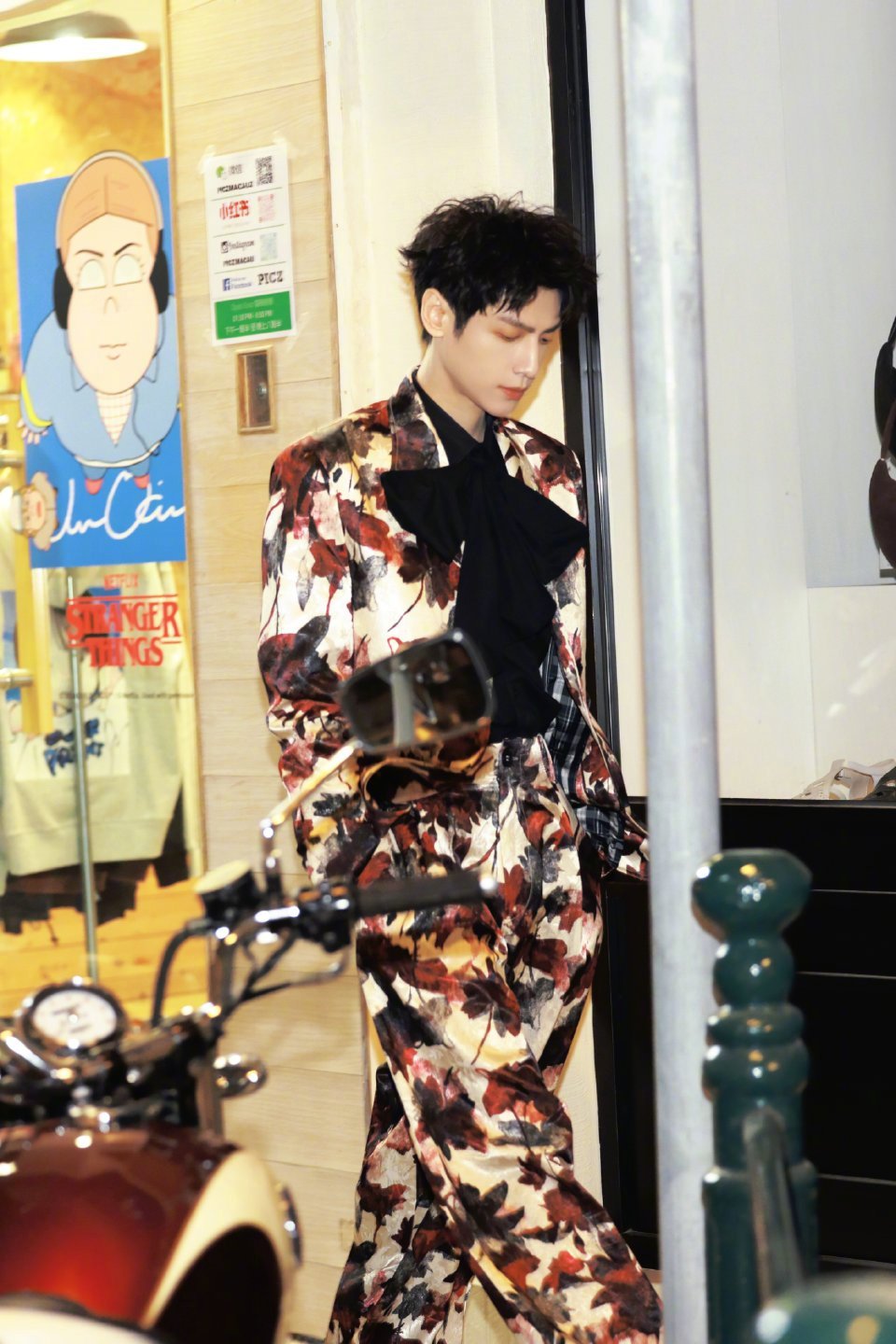 这是谁家贵公子啊！！油画风印花西装也是太有气质了！！！罗云熙油画风印花西装罗云熙