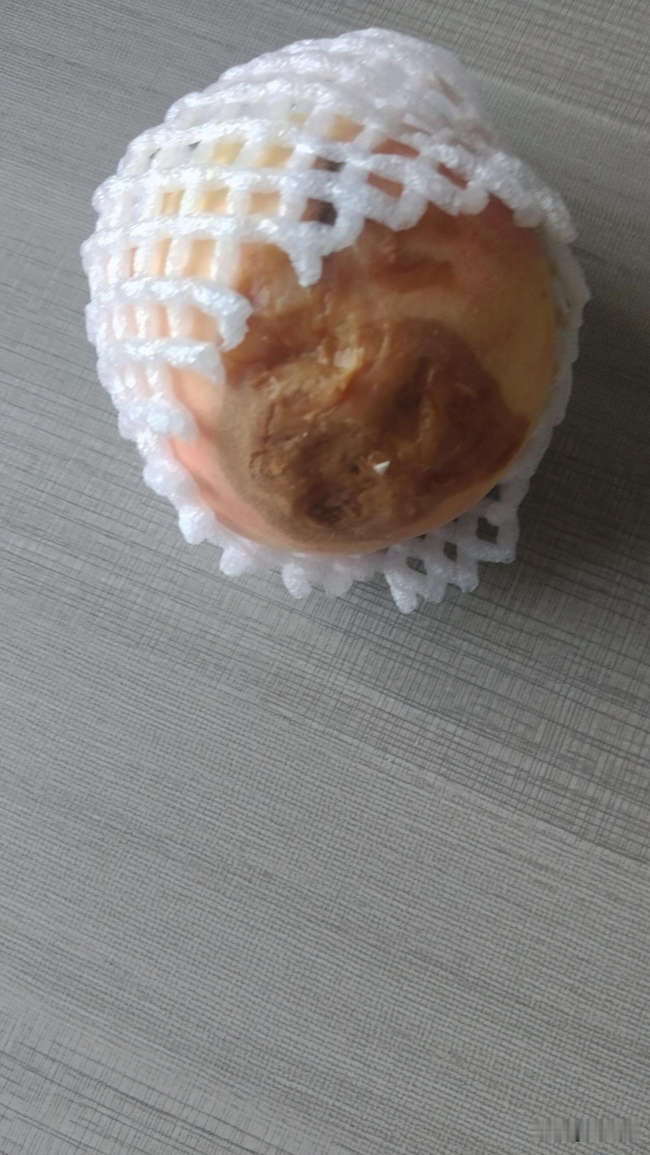 在网上买了一箱🍑快递到家打开一看，坏了一个，找客服赔偿。刚开始是机器回复，总是