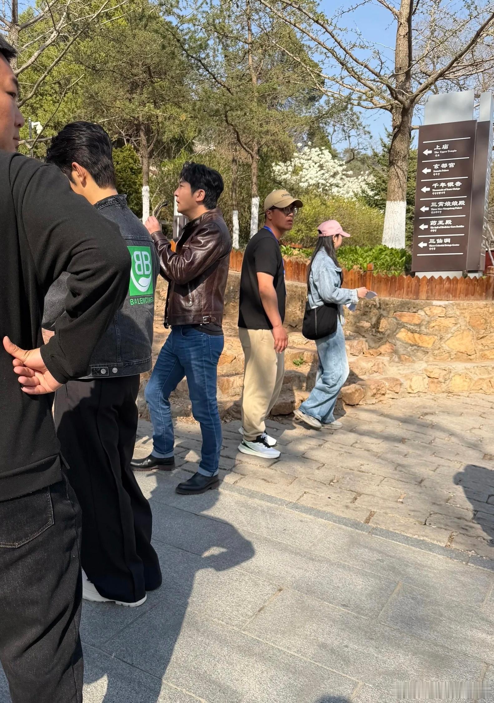 大孤山这场杏梅花最厉害的不是单点，而是整条动线：杏花沟看花→长廊打卡→古韵街逛美