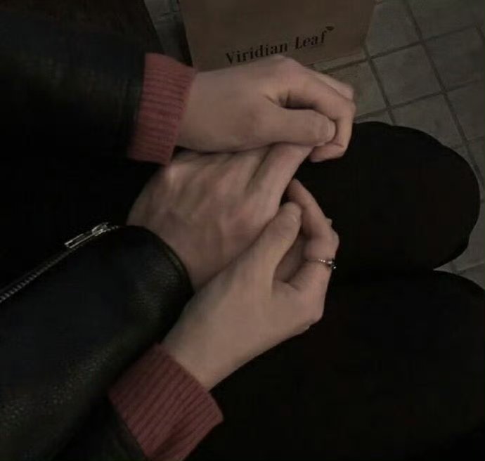 “他爱你什么呀，手机里没你照片，信息没置顶，没有特别关心，没转账没礼物，连备注都