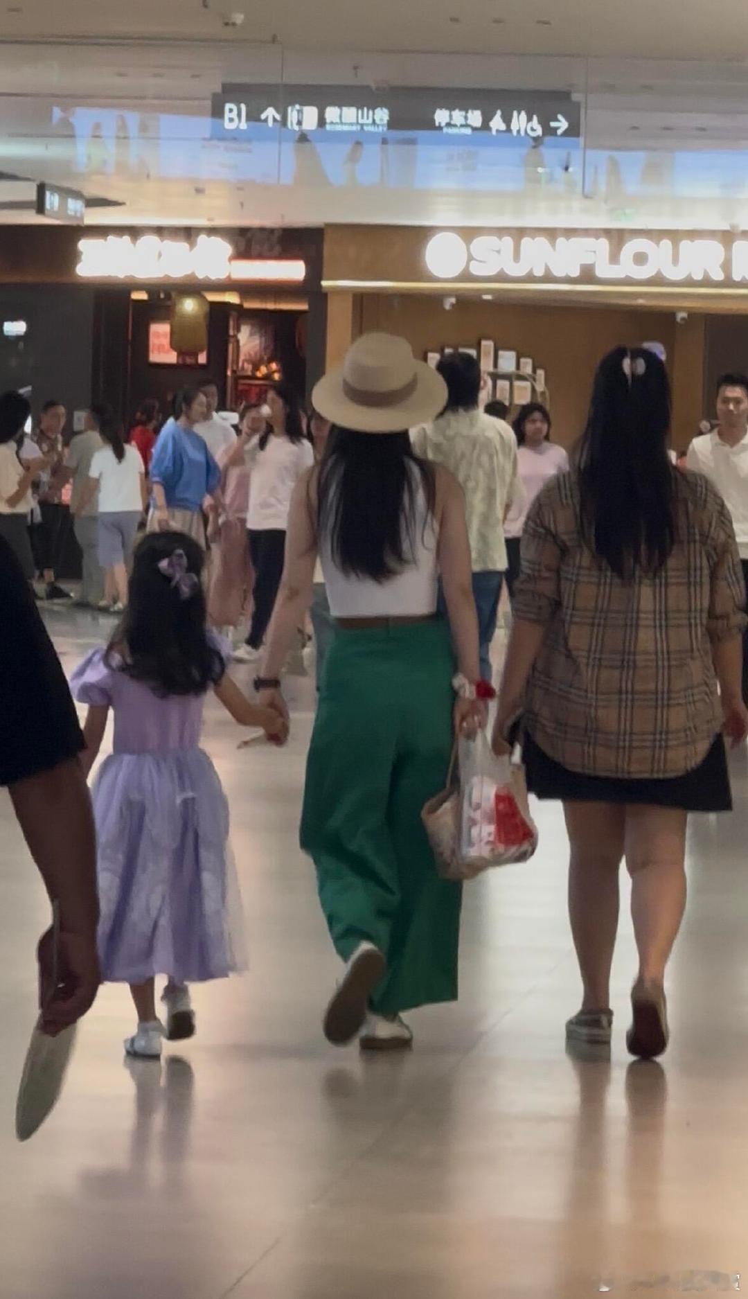 网友偶遇吴倩带女儿逛商场吴倩女儿长这么高了网友偶遇吴倩带女儿逛商场，小姑娘长高了