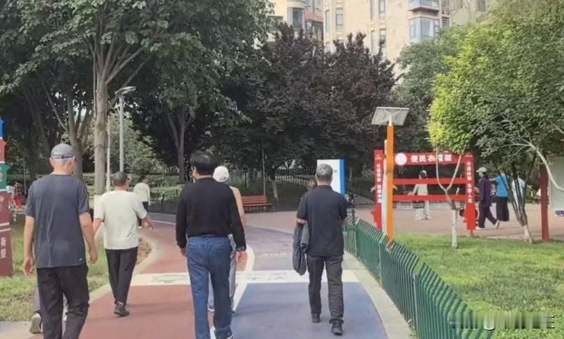 你以前再看欧美电影的时候，是否注意到大街上、公园里休闲的人有很多，一派很轻松的样