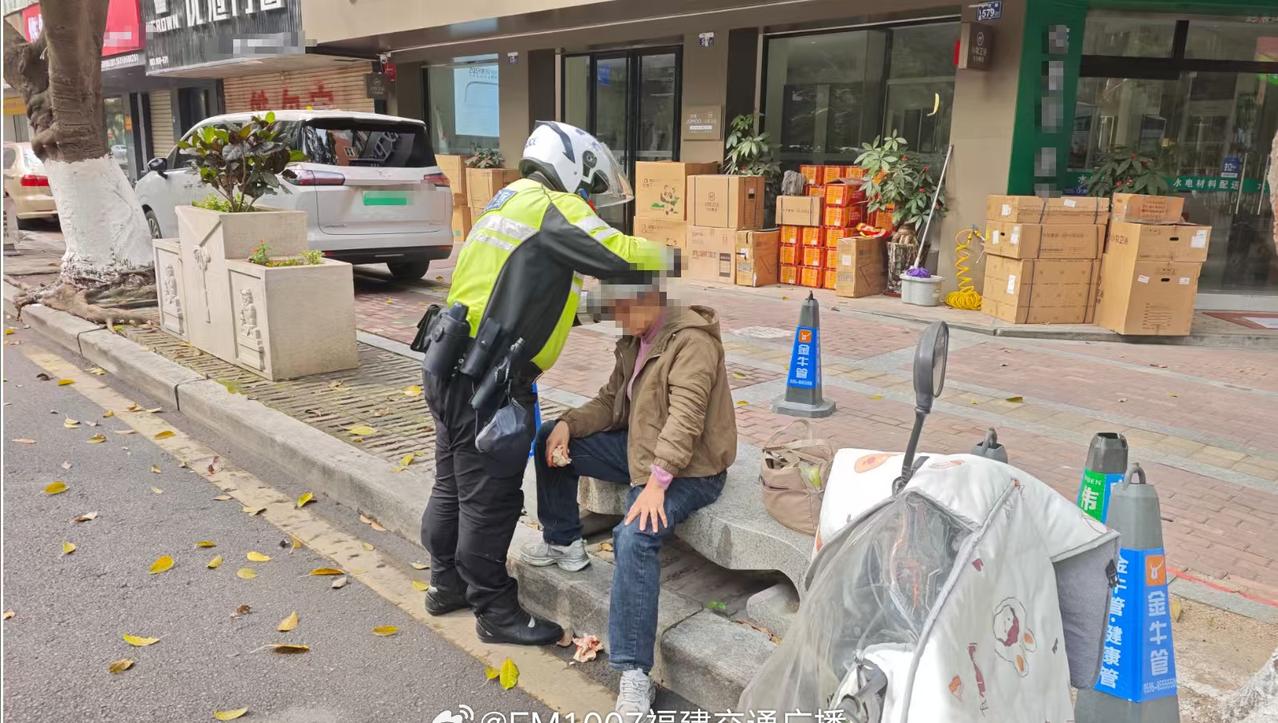 电动车驾驶人摔倒受伤，铁骑队员暖心救助
近日，泉州石狮交警大队铁骑队员在辖区子芳