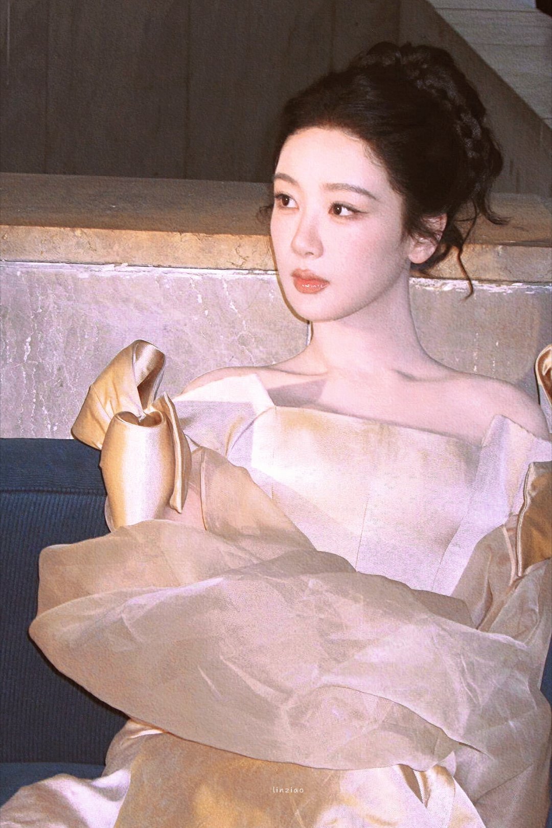 此女我甚是喜欢！杨紫公主裙下面是洞洞鞋 | 杨紫皮肤 以为开了磨皮