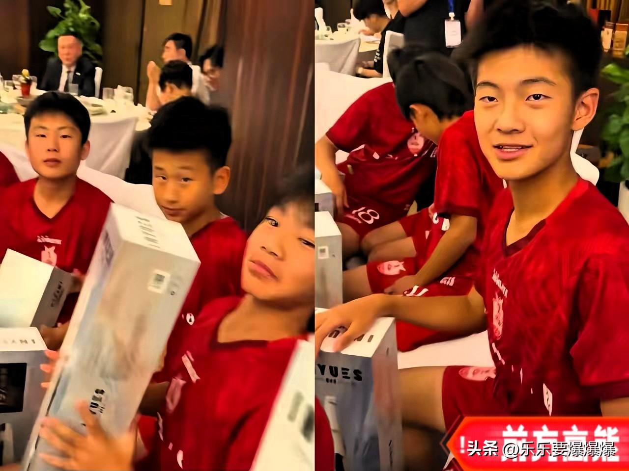 庆功宴现场，老板没发红包
反倒给每个足球少年发了支三千块的电吹管。看着那排锃亮的