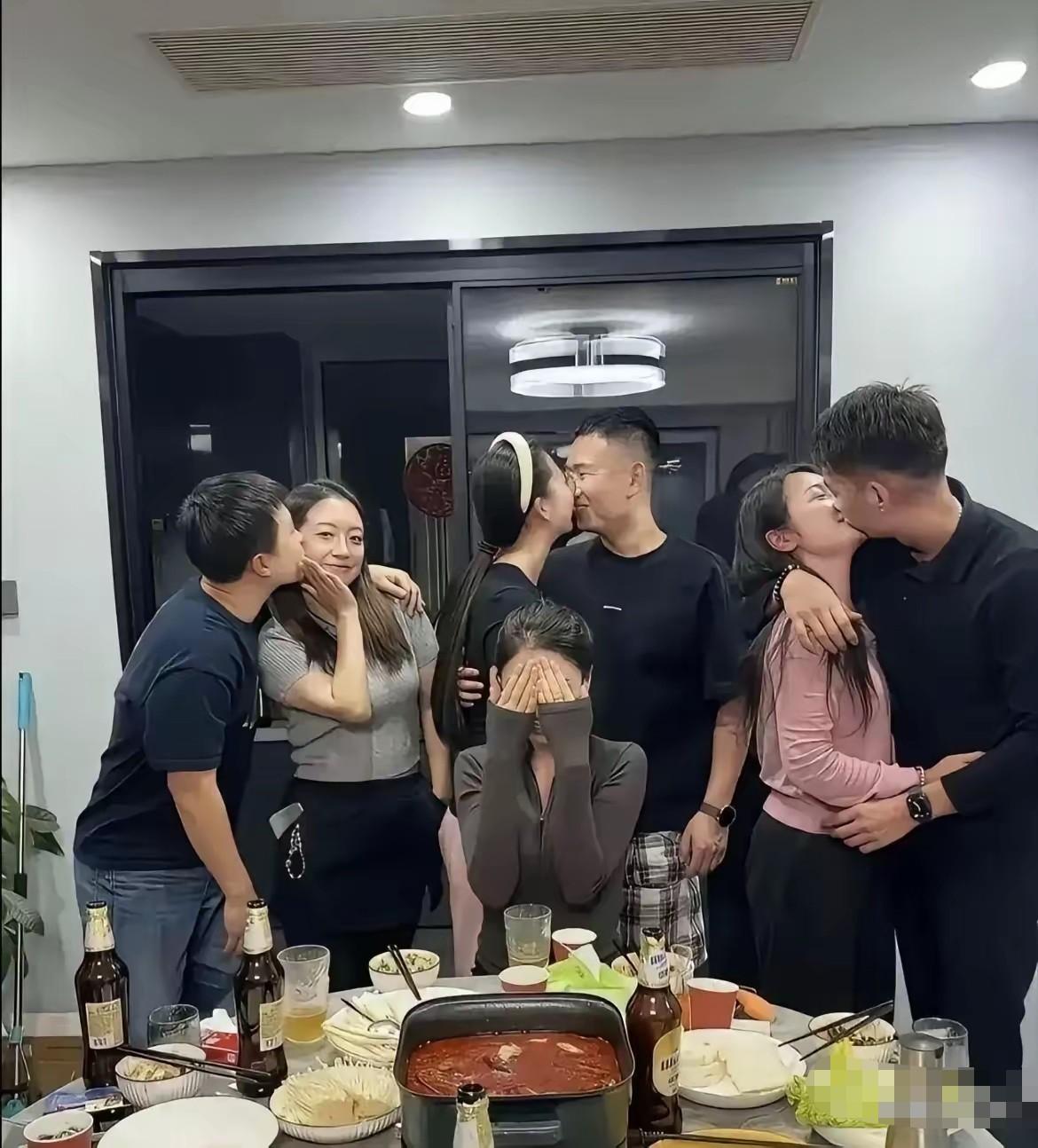 自从看过这张照片后，我老公再也不让我去参加同学会了。