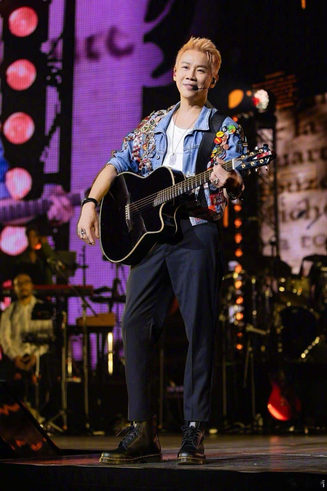 陶喆连提词器都自带转音 陶老师这提词器太实诚了！连转音的波浪线和语气词都标得一清