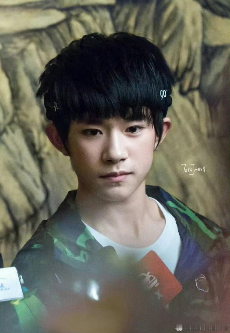 鞠婧祎TFBOYS全员加速中同框 好多老粉都在考古这段物料，大家一边回忆全员加速