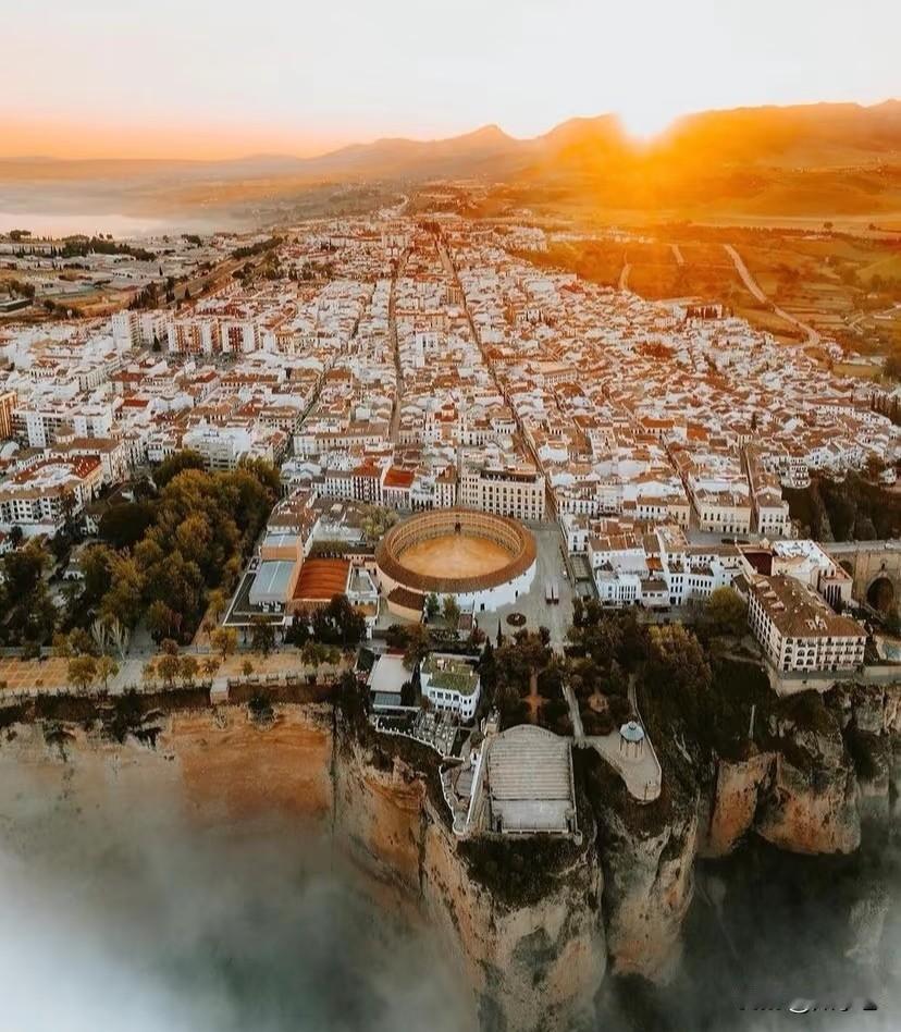 西班牙龙达小镇。安达卢西亚地区有几处说得过去的小镇，龙达首屈一指。它是海明威笔下