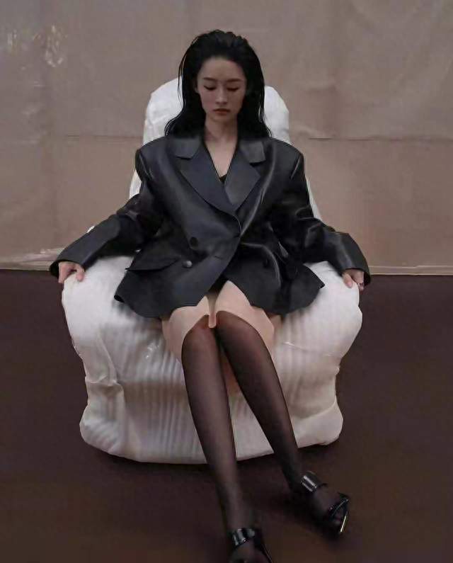 李沁黑色皮外套搭半身裙黑丝，又飒又媚，时尚感绝了