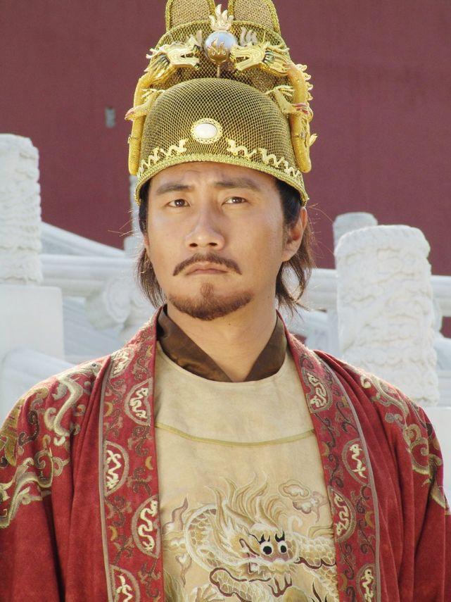 🔥《“我读书少，别骗我！”——朱元璋登基前夜，把龙椅坐出了工伤》

公元136