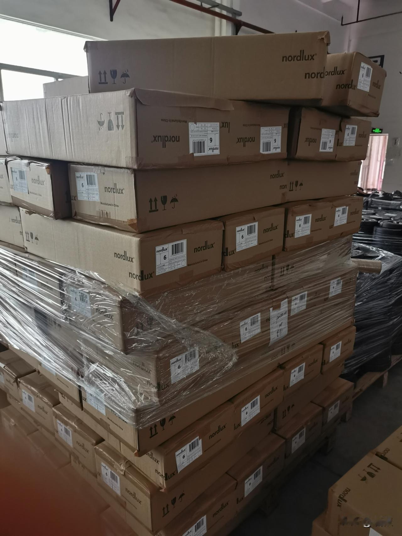 这是以色列客户订的货，做好了一个月也出不了，好在支付了50%的订金。
要等战争结