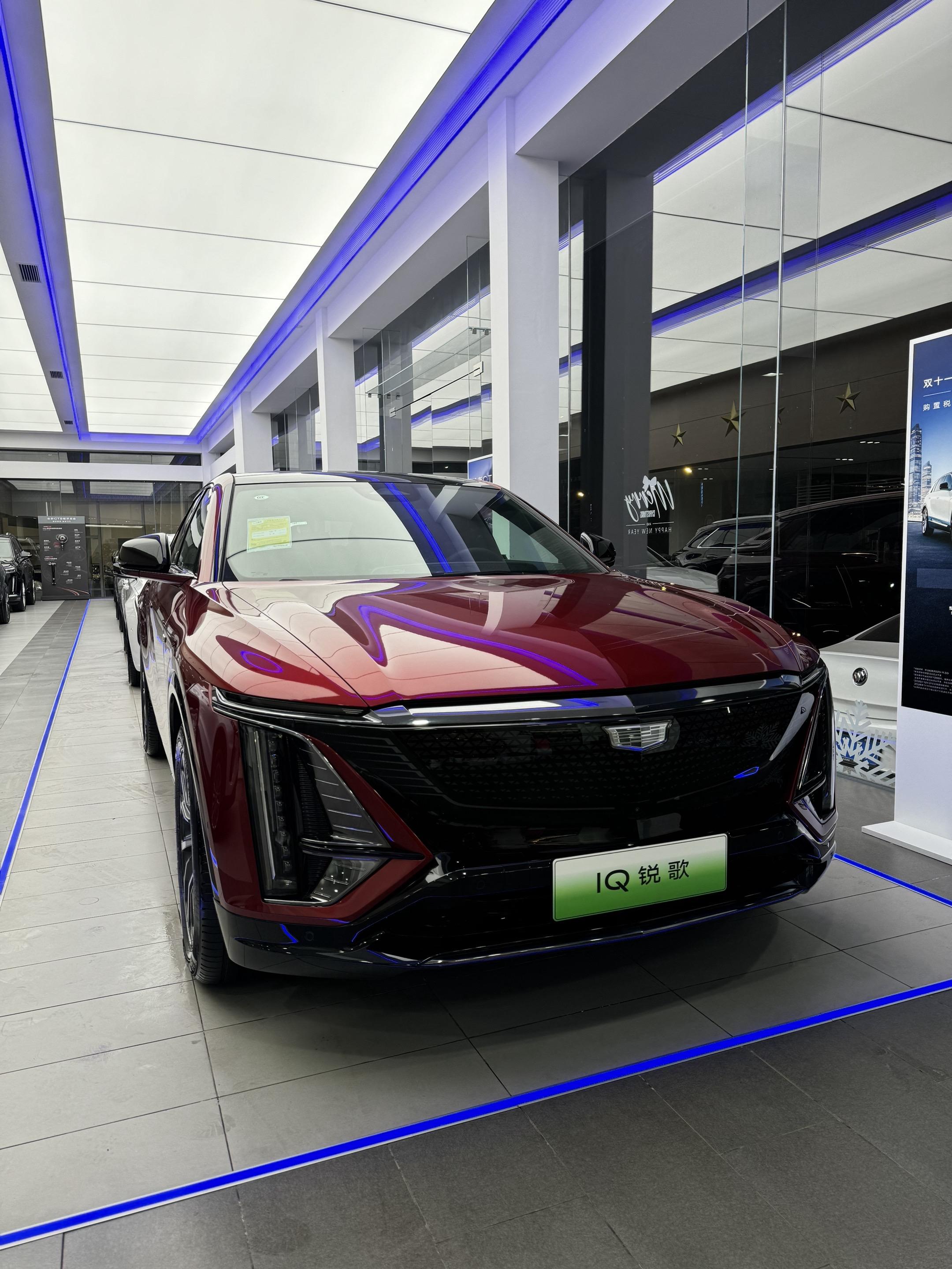 展厅里的绝对C位！🔥这台IQ锐歌太抢眼了，一身红色战袍简直是为镜头而...