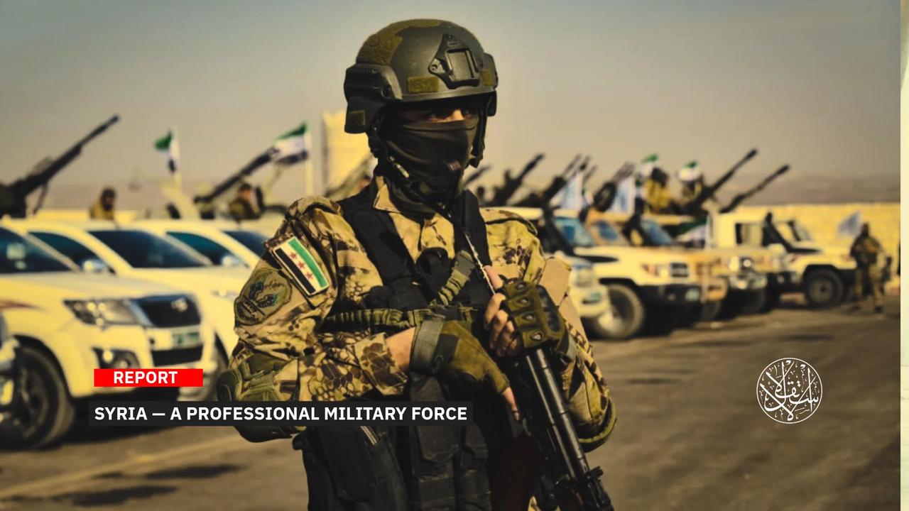 新叙利亚陆军士兵佩戴埃及生产的 AKMS，埃及生产的就是东德阿卡的复制品