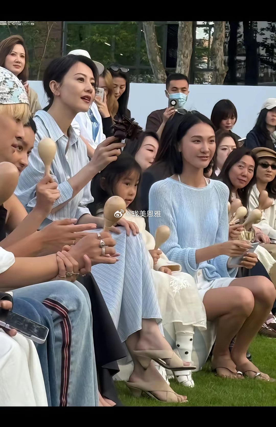 不知道高圆圆旁边这个小姑娘是不是她跟赵又廷的闺女，看着一副乖巧懂事的样子！ 