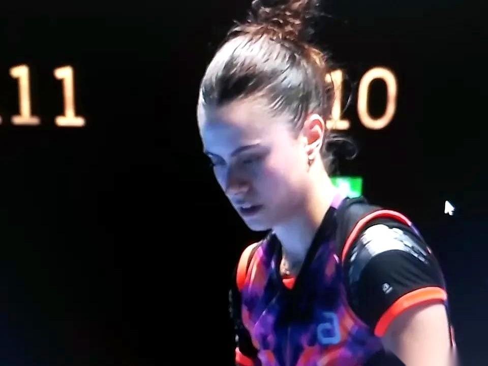 澳门世界杯这场球，真的有点东西。
男朋友雨果前脚刚杀进淘汰赛，女朋友高桥后脚就站