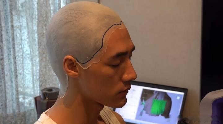 此沙光头造型 果然帅哥从不惧光头！此沙为《镖人》解锁光头造型，骨相优越五官立体，