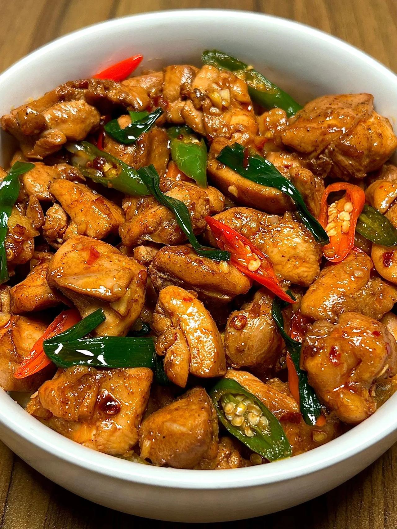 一定要试试这个，家里人都说好吃!
       农家小炒鸡，焦香浓郁，肉质鲜嫩，