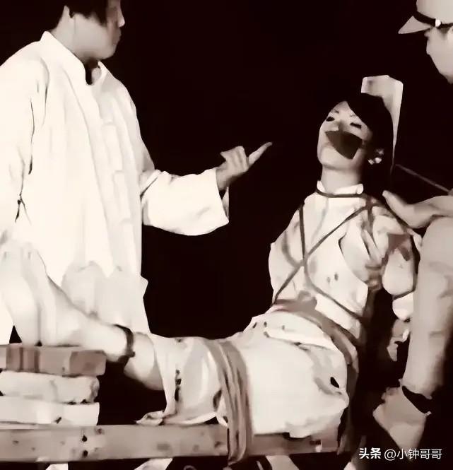 1943年，女战士邓静华被鬼子抓捕，就在日军要用烙铁烫向她的胸脯时，已经被酷刑折