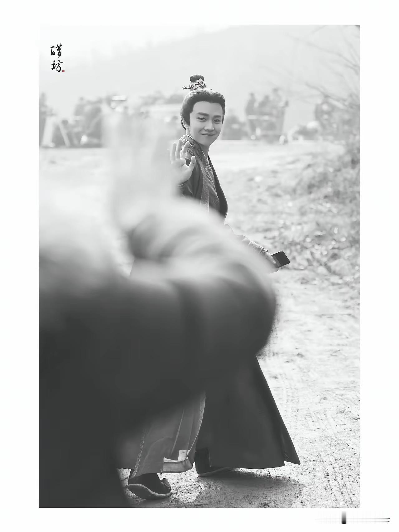 任嘉伦我的男神
那是谁的膀子
要是能让开就好了[黑线]