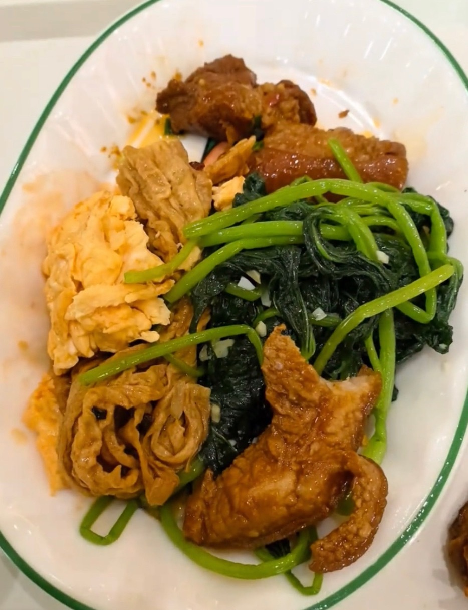 【玉林某店称重自选快餐一点就几十元】近日，网友爆料称：玉林的一市民到称重自选快餐