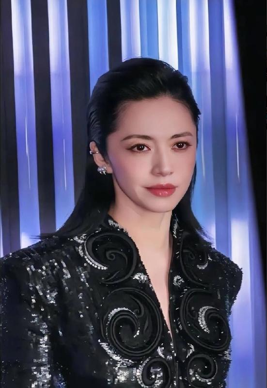 现在全网最尴尬的估计就是姚晨了吧，
不是因为她离婚了，
也不是因为她发声明了，而