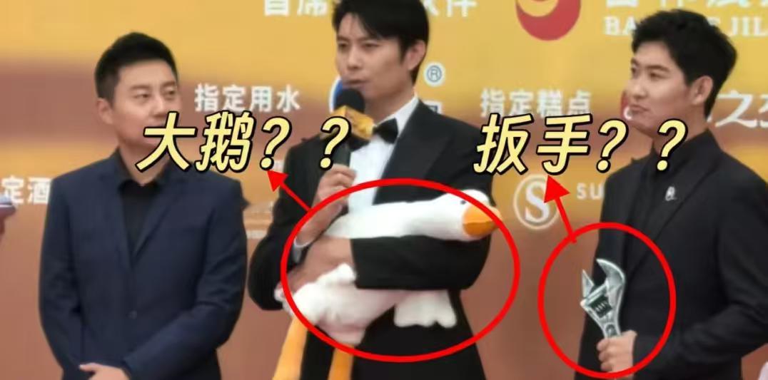 艾伦在内娱找到新赛道了艾伦这是在内娱开辟了时尚修仙赛道吧？道袍配羽绒服，手掐法诀