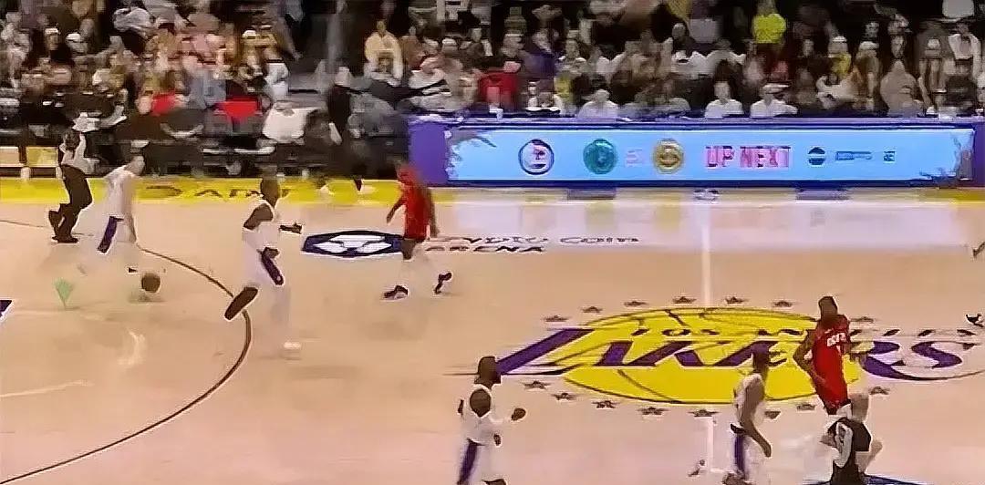 别再怪东契奇的大腿了。
湖人输给火箭，是因为他们“跑不动”也“抢不过”一群孩子。