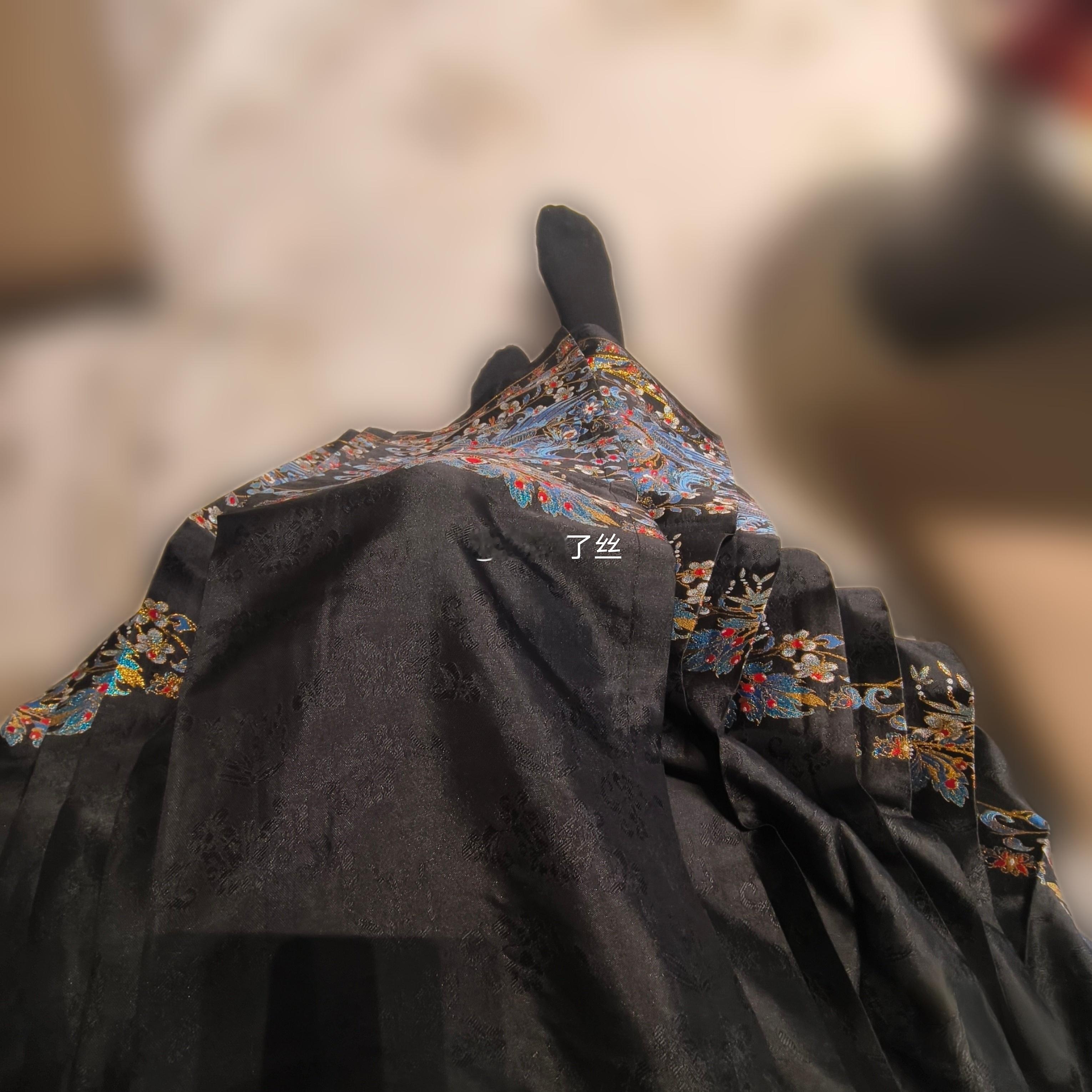 随手拍新年快乐 今天的拜年路，走了一万多步，穿了马面裙，真像一匹小马哒哒哒哒