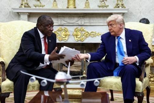 美国和南非又杠上了，就因为抓了几个非法办难民申请的人，顺带扣了俩美国工作人员，结