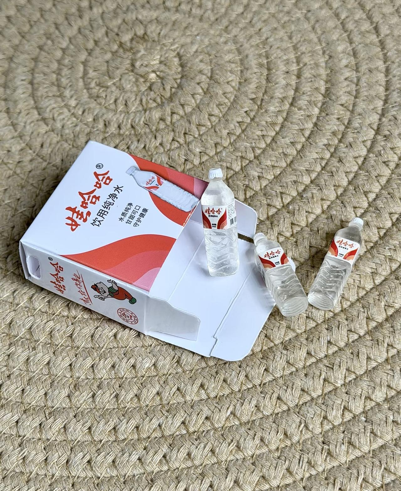 如果不看第二第三张图片，根本看不出来这是袖珍的哇哈哈，你别说这么小的瓶子和箱子，