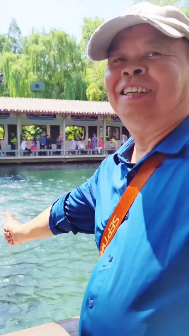 趵突泉，天下第一泉，不负相见。
大家好，我是陈国新。今天我和我的先生来到了济南市