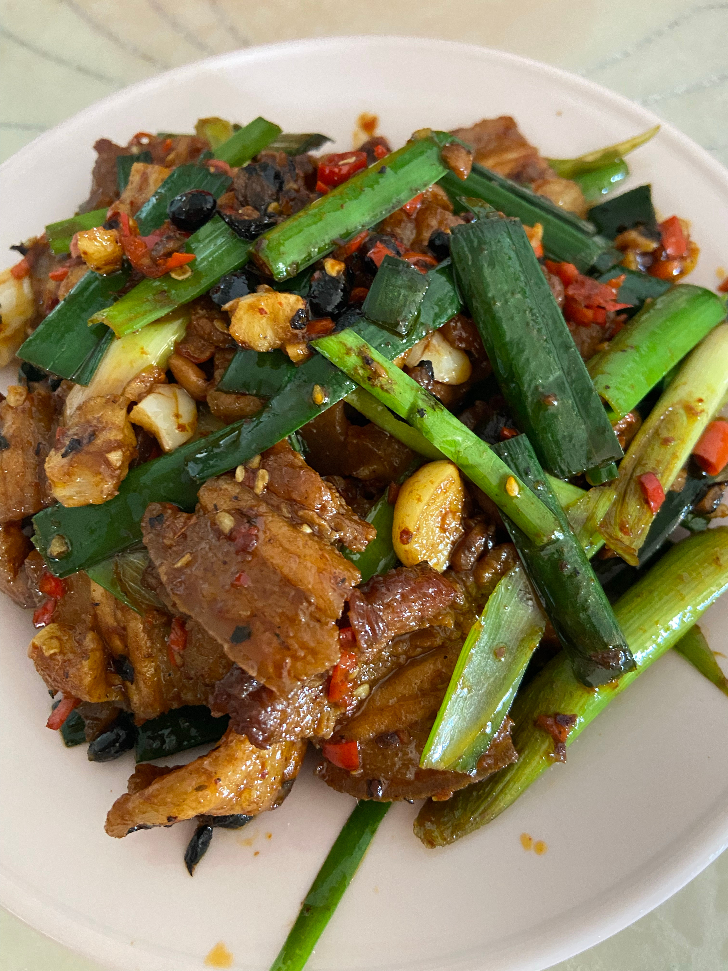 马哥今天尝试做了下我老家的名菜——勺子肉大蒜和肉都切的太大了[允悲]豆豉放太多了