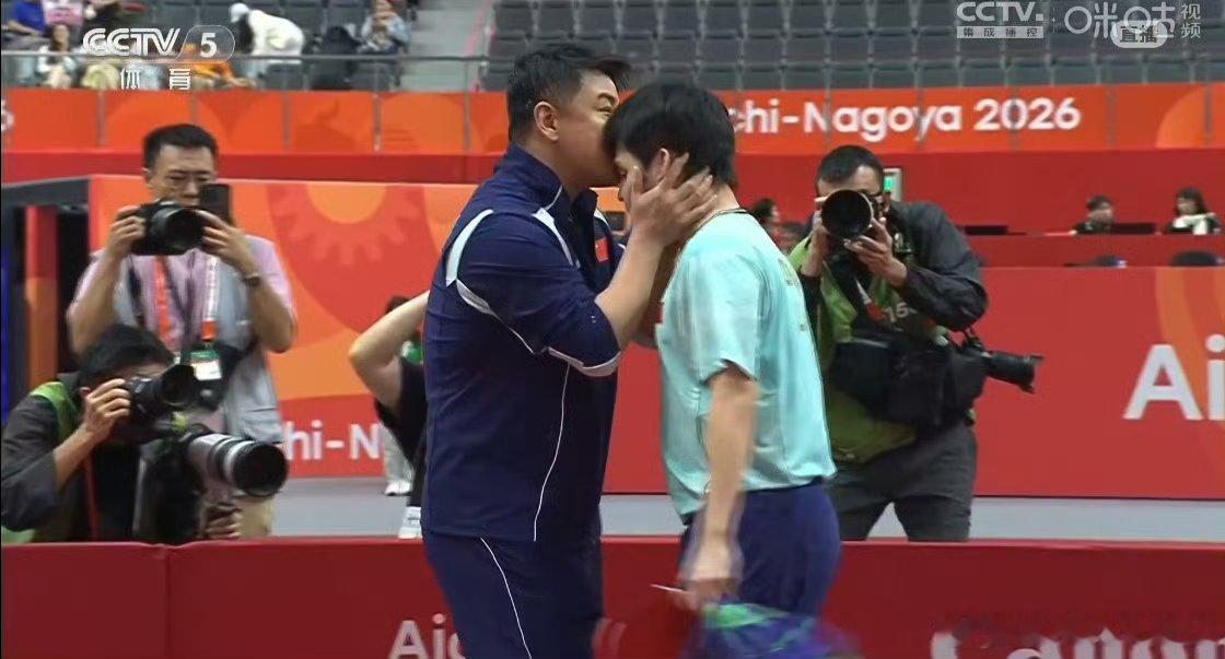 王皓亲林诗栋一口亚运会乒乓球男单半决赛，林诗栋4-3林昀儒，晋级男单决赛结束比赛